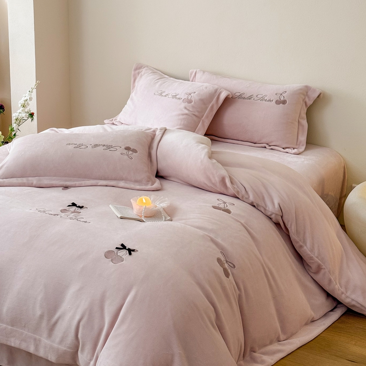 91家纺网 家纺一手货源 找家纺 泽西家纺+V17798841158发大图 2025新品秋冬加厚保暖220克9斤刺绣牛奶绒四件套-樱桃泡泡糖 樱桃泡泡糖-粉色