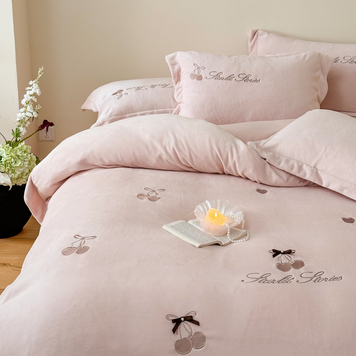 91家纺网 家纺一手货源 找家纺 泽西家纺+V17798841158发大图 2025新品秋冬加厚保暖220克9斤刺绣牛奶绒四件套-樱桃泡泡糖 樱桃泡泡糖-粉色