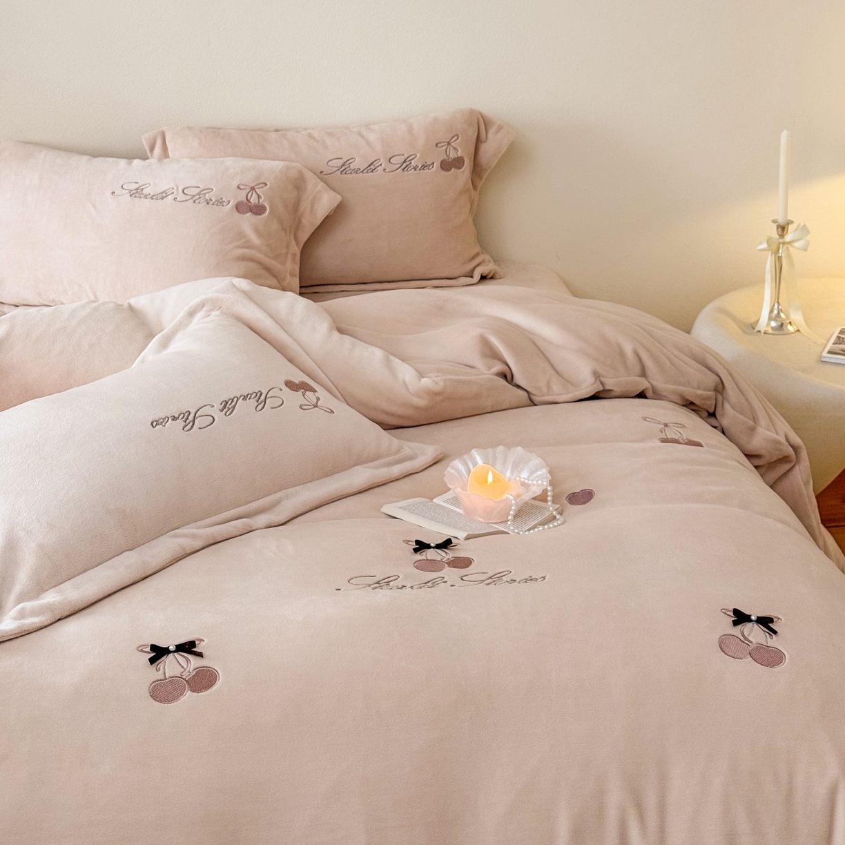 91家纺网 家纺一手货源 找家纺 泽西家纺+V17798841158发大图 2025新品秋冬加厚保暖220克9斤刺绣牛奶绒四件套-樱桃泡泡糖 樱桃泡泡糖-深米