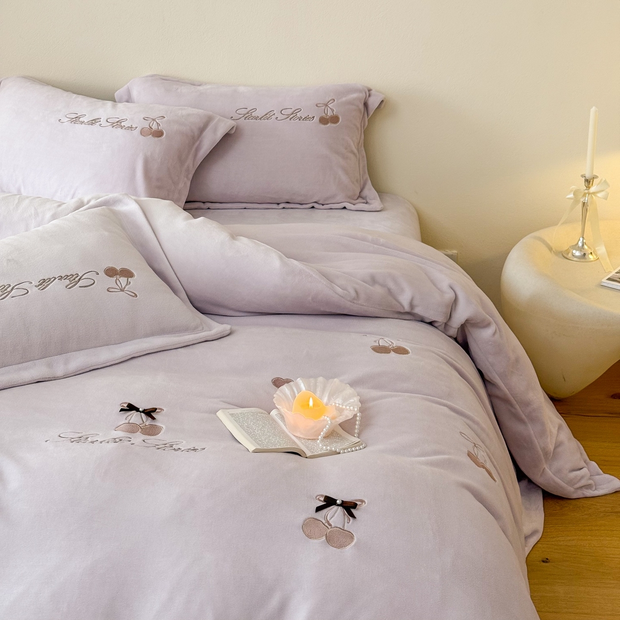 91家纺网 家纺一手货源 找家纺 泽西家纺+V17798841158发大图 2025新品秋冬加厚保暖220克9斤刺绣牛奶绒四件套-樱桃泡泡糖 樱桃泡泡糖-沫粉