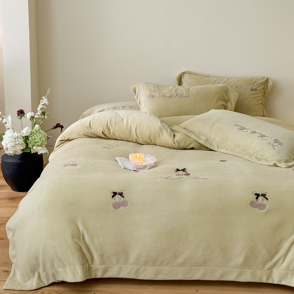 91家纺网 家纺一手货源 找家纺 泽西家纺+V17798841158发大图 2025新品秋冬加厚保暖220克9斤刺绣牛奶绒四件套-樱桃泡泡糖 樱桃泡泡糖-姜黄