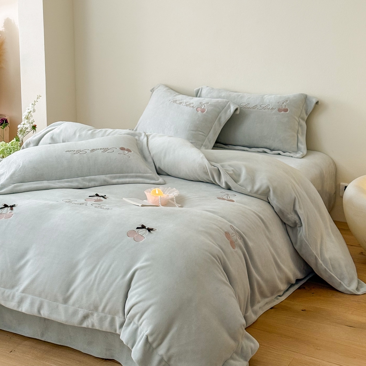 91家纺网 家纺一手货源 找家纺 泽西家纺+V17798841158发大图 2025新品秋冬加厚保暖220克9斤刺绣牛奶绒四件套-樱桃泡泡糖 樱桃泡泡糖-甜灰