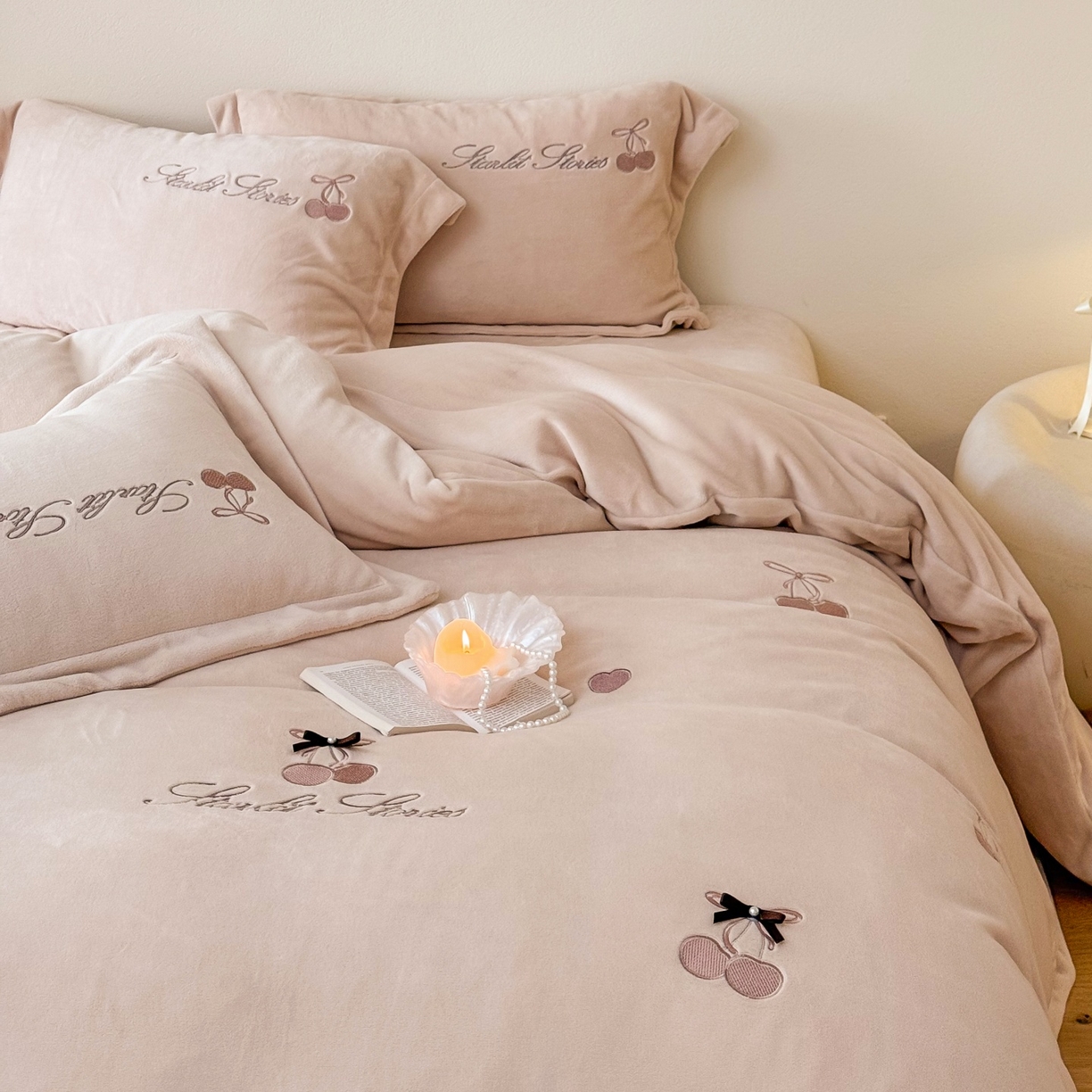 91家纺网 家纺一手货源 找家纺 泽西家纺+V17798841158发大图 2025新品秋冬加厚保暖220克9斤刺绣牛奶绒四件套-樱桃泡泡糖 樱桃泡泡糖-深米