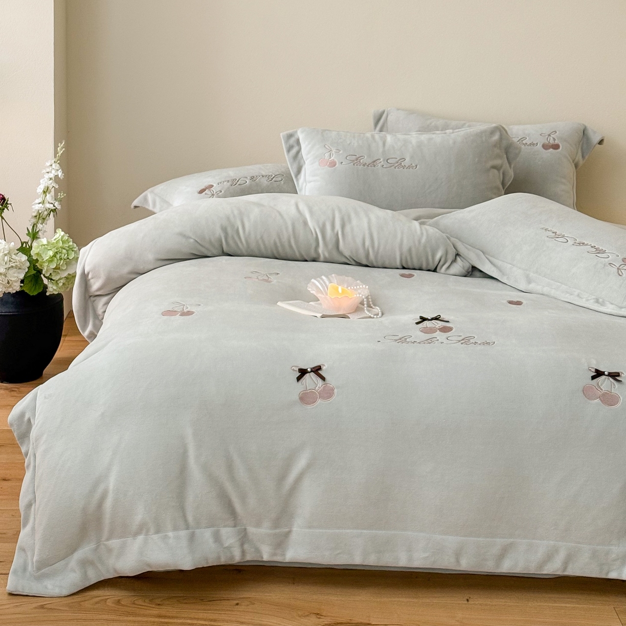 91家纺网 家纺一手货源 找家纺 泽西家纺+V17798841158发大图 2025新品秋冬加厚保暖220克9斤刺绣牛奶绒四件套-樱桃泡泡糖 樱桃泡泡糖-甜灰