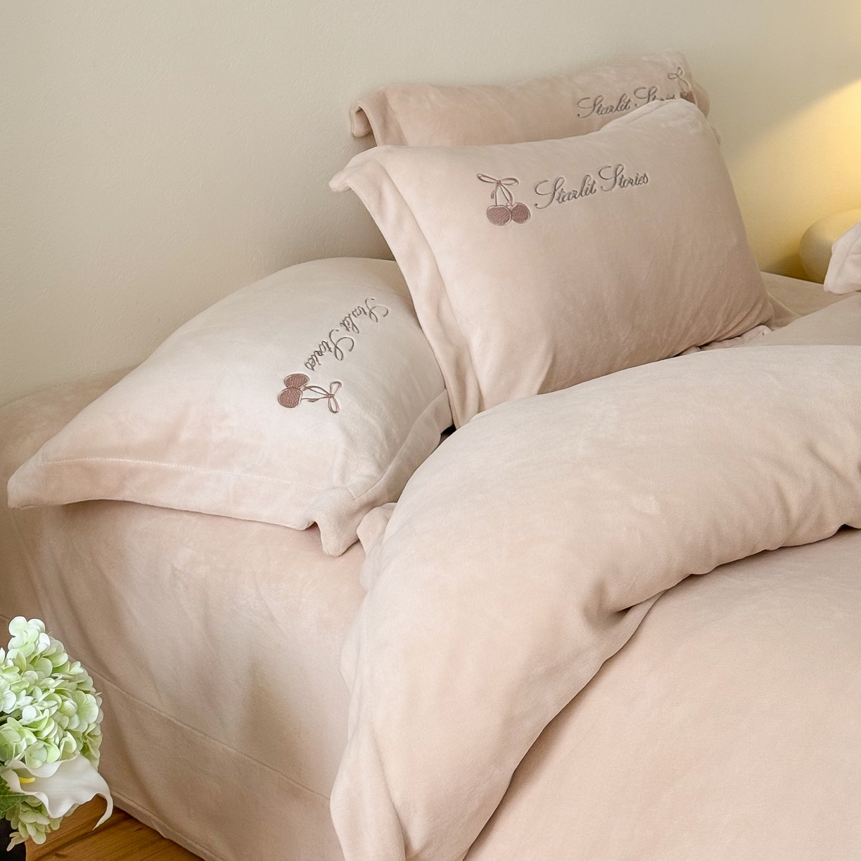 91家纺网 家纺一手货源 找家纺 泽西家纺+V17798841158发大图 2025新品秋冬加厚保暖220克9斤刺绣牛奶绒四件套-樱桃泡泡糖 樱桃泡泡糖-深米