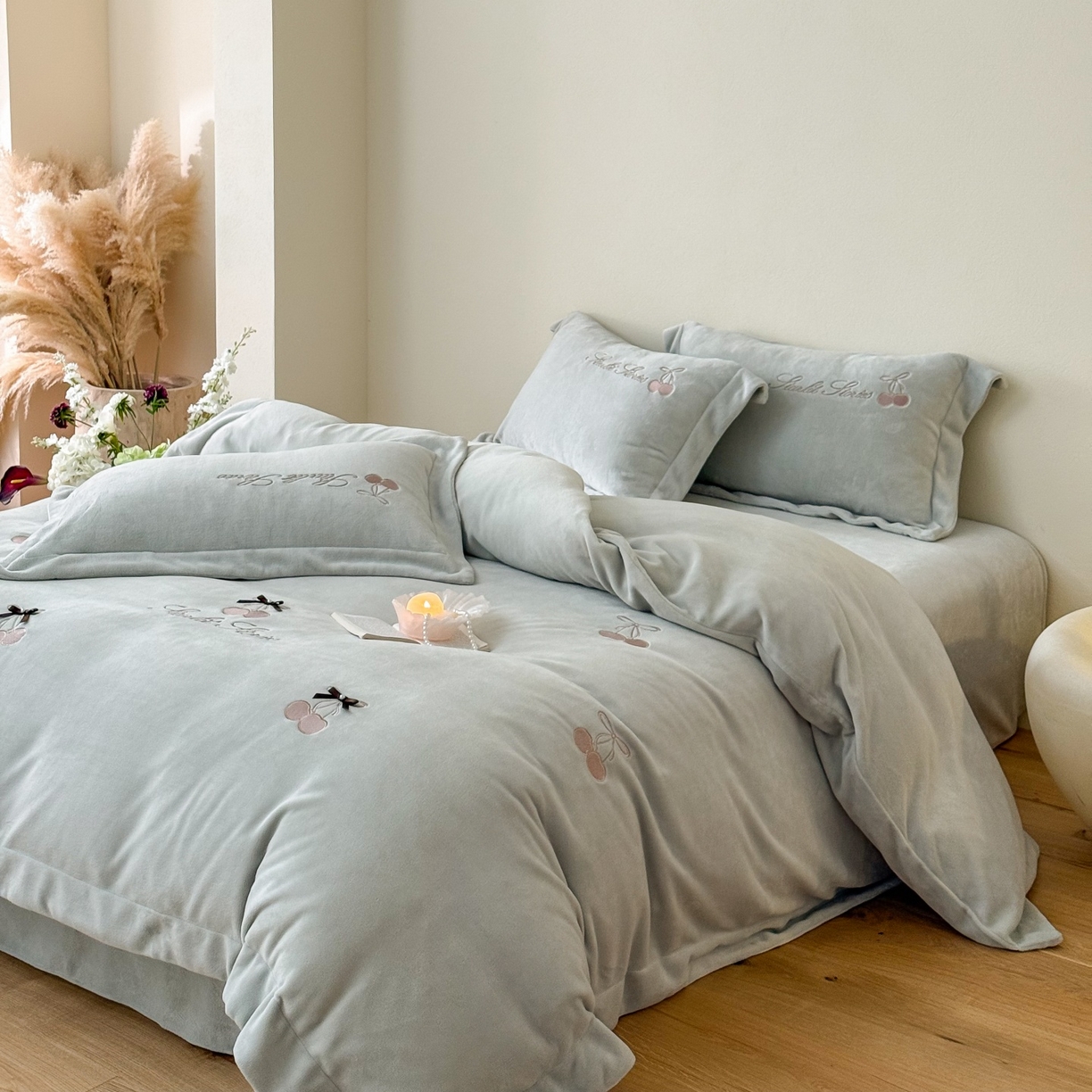 91家纺网 家纺一手货源 找家纺 泽西家纺+V17798841158发大图 2025新品秋冬加厚保暖220克9斤刺绣牛奶绒四件套-樱桃泡泡糖 樱桃泡泡糖-甜灰