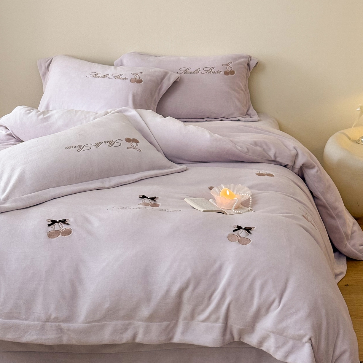 91家纺网 家纺一手货源 找家纺 泽西家纺+V17798841158发大图 2025新品秋冬加厚保暖220克9斤刺绣牛奶绒四件套-樱桃泡泡糖 樱桃泡泡糖-沫粉