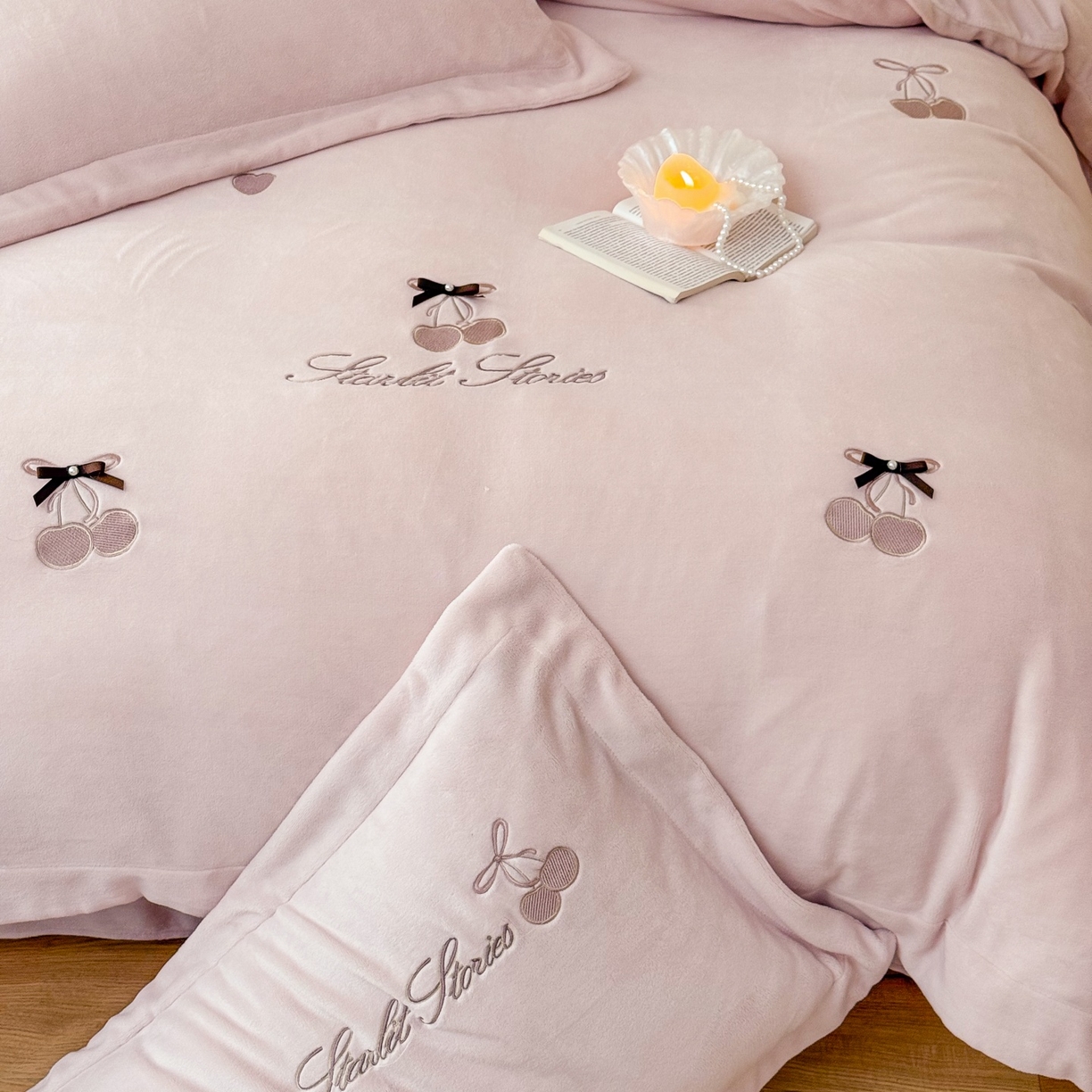 91家纺网 家纺一手货源 找家纺 泽西家纺+V17798841158发大图 2025新品秋冬加厚保暖220克9斤刺绣牛奶绒四件套-樱桃泡泡糖 樱桃泡泡糖-粉色