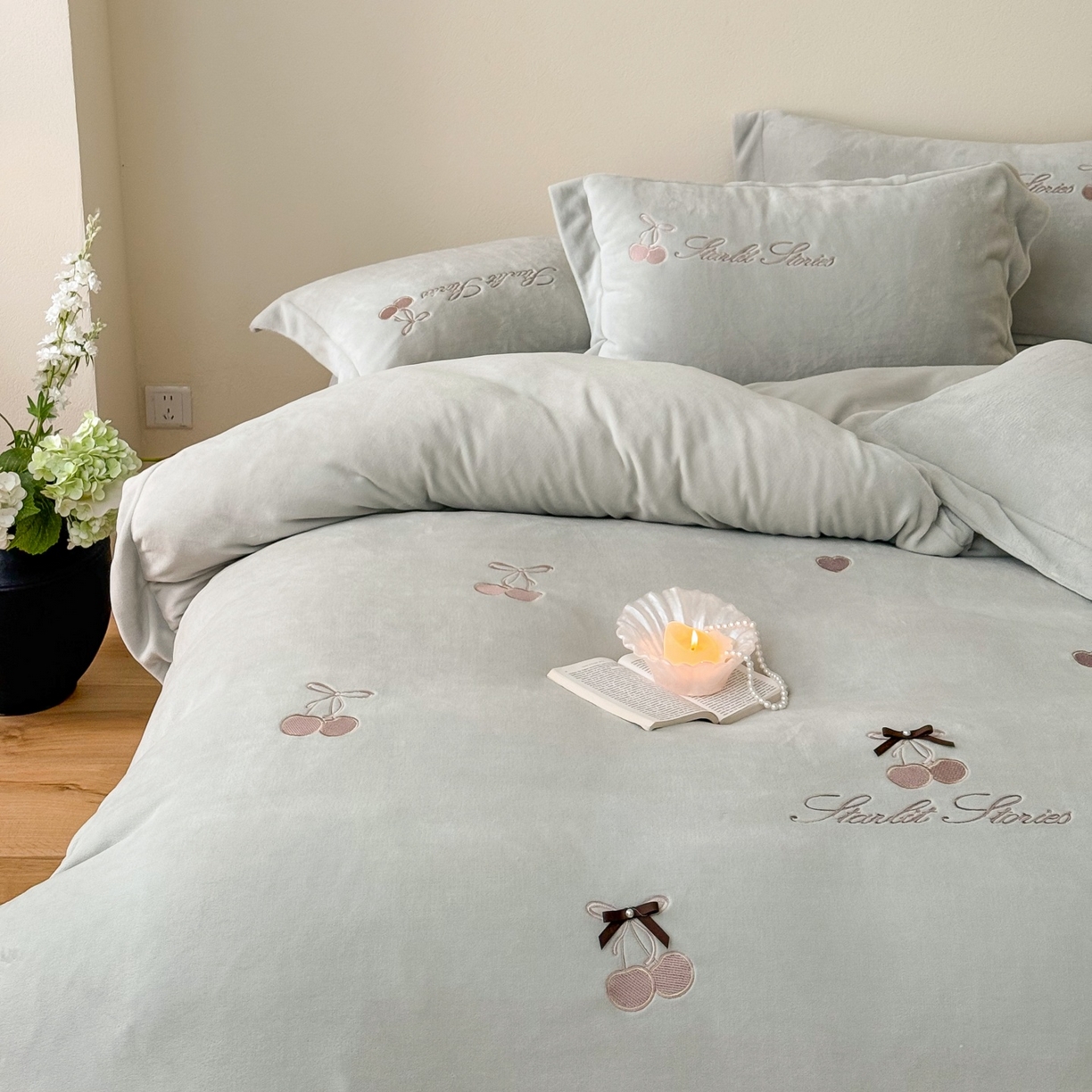 91家纺网 家纺一手货源 找家纺 泽西家纺+V17798841158发大图 2025新品秋冬加厚保暖220克9斤刺绣牛奶绒四件套-樱桃泡泡糖 樱桃泡泡糖-甜灰