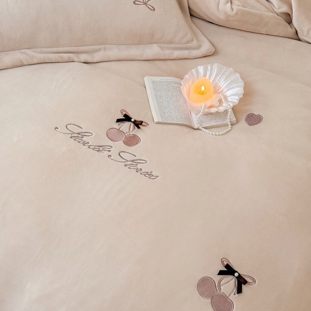 91家纺网 家纺一手货源 找家纺 泽西家纺+V17798841158发大图 2025新品秋冬加厚保暖220克9斤刺绣牛奶绒四件套-樱桃泡泡糖 樱桃泡泡糖-深米