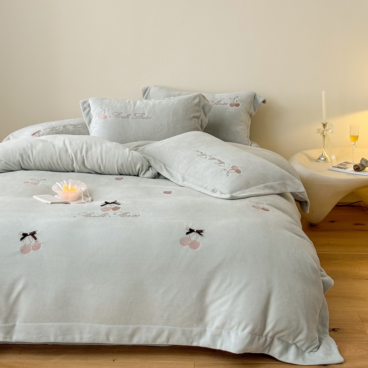 91家纺网 家纺一手货源 找家纺 泽西家纺+V17798841158发大图 2025新品秋冬加厚保暖220克9斤刺绣牛奶绒四件套-樱桃泡泡糖 樱桃泡泡糖-甜灰