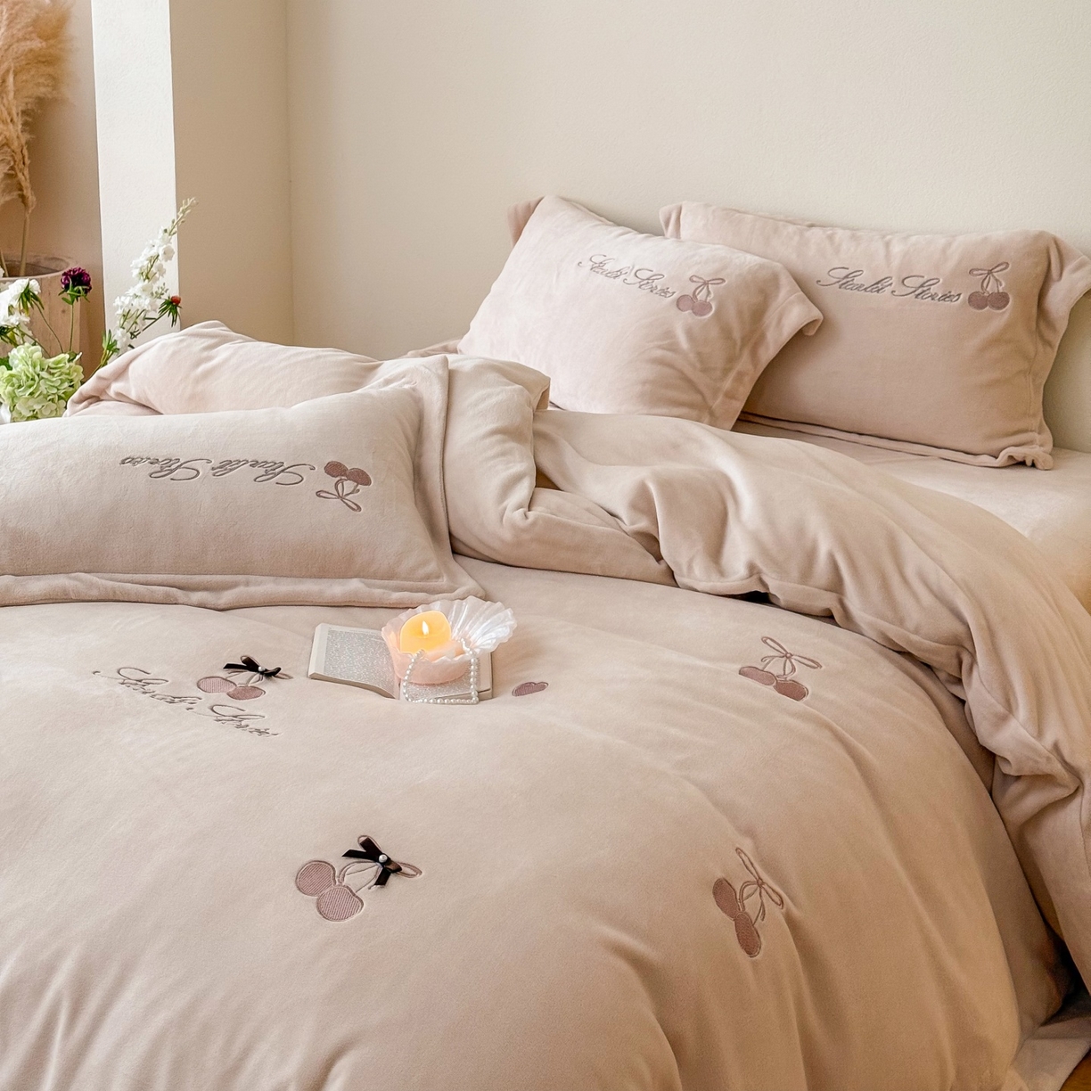 91家纺网 家纺一手货源 找家纺 泽西家纺+V17798841158发大图 2025新品秋冬加厚保暖220克9斤刺绣牛奶绒四件套-樱桃泡泡糖 樱桃泡泡糖-深米