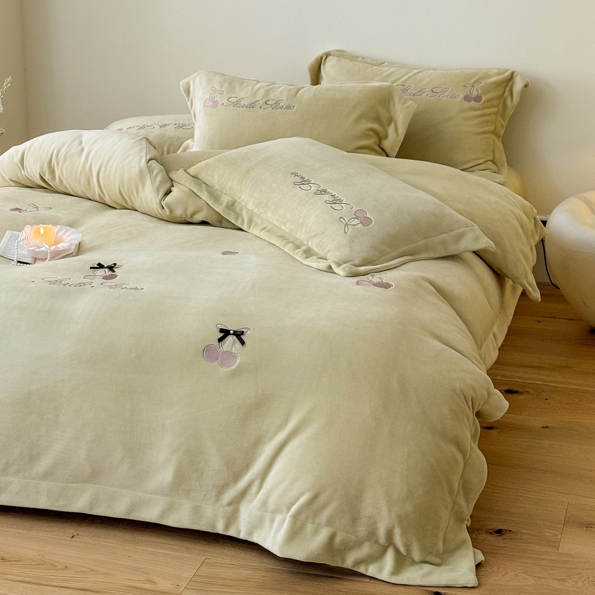 91家纺网 家纺一手货源 找家纺 泽西家纺+V17798841158发大图 2025新品秋冬加厚保暖220克9斤刺绣牛奶绒四件套-樱桃泡泡糖 樱桃泡泡糖-姜黄