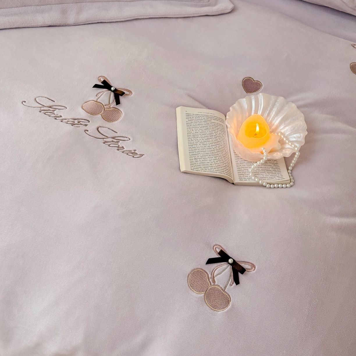 91家纺网 家纺一手货源 找家纺 泽西家纺+V17798841158发大图 2025新品秋冬加厚保暖220克9斤刺绣牛奶绒四件套-樱桃泡泡糖 樱桃泡泡糖-沫粉