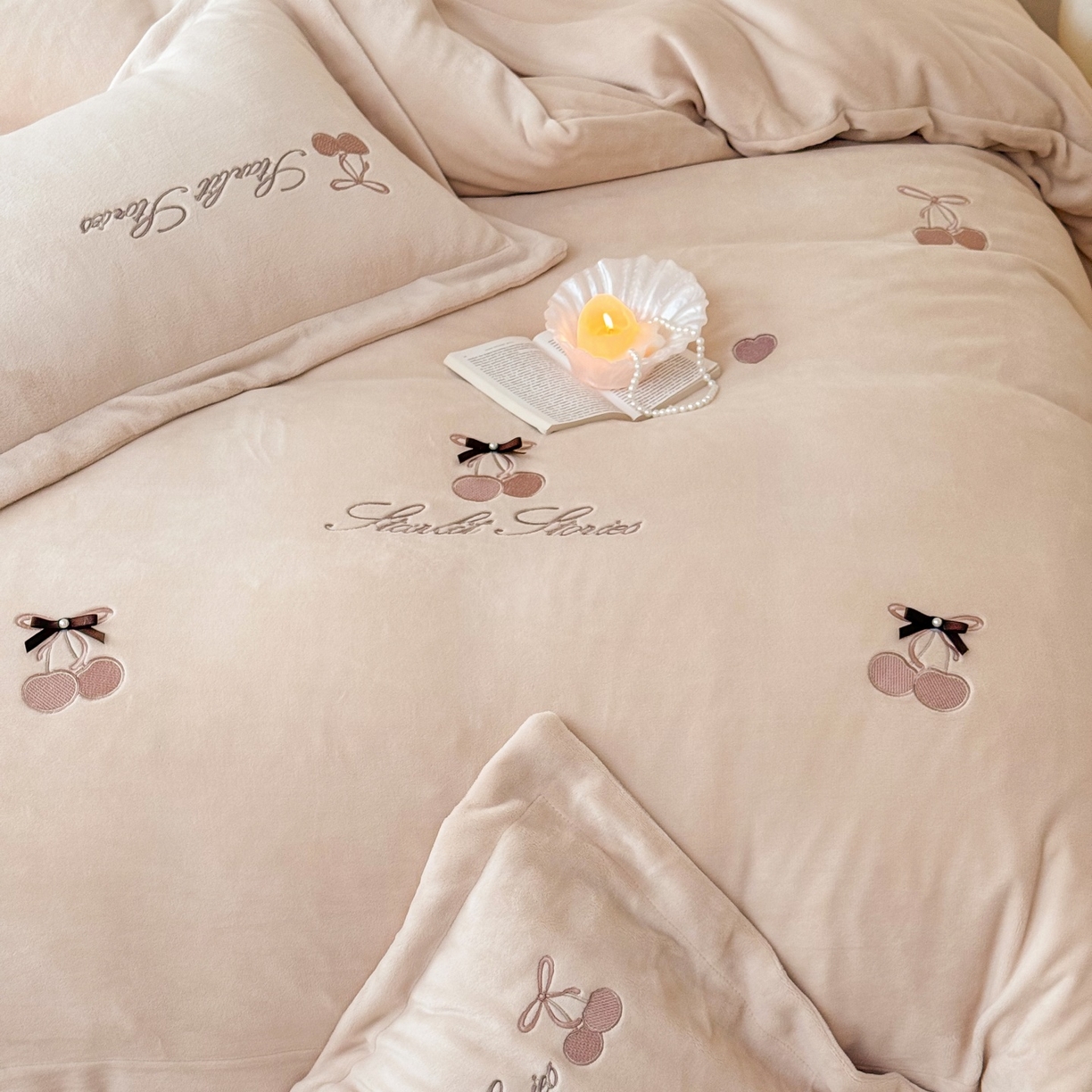 91家纺网 家纺一手货源 找家纺 泽西家纺+V17798841158发大图 2025新品秋冬加厚保暖220克9斤刺绣牛奶绒四件套-樱桃泡泡糖 樱桃泡泡糖-深米