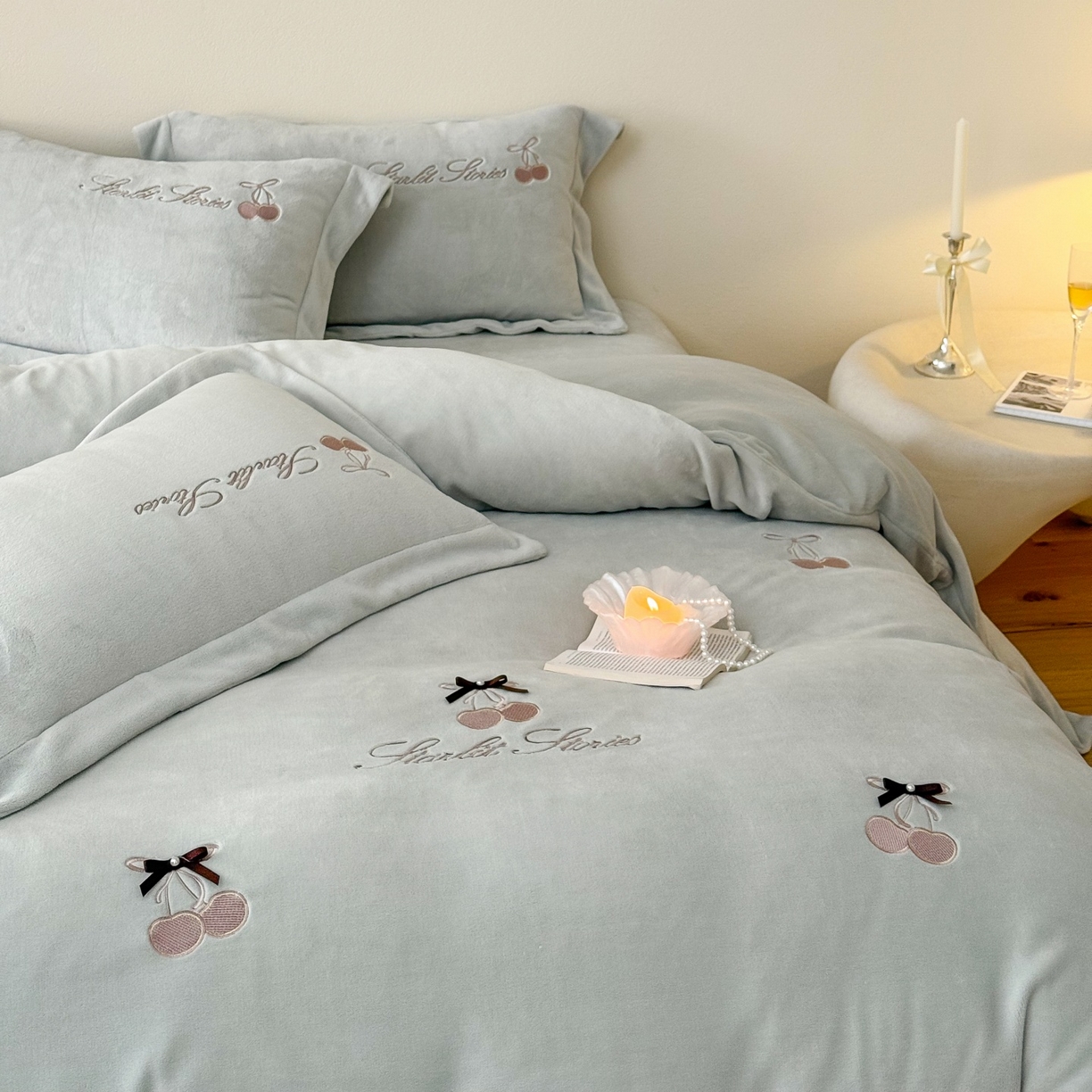 91家纺网 家纺一手货源 找家纺 泽西家纺+V17798841158发大图 2025新品秋冬加厚保暖220克9斤刺绣牛奶绒四件套-樱桃泡泡糖 樱桃泡泡糖-甜灰