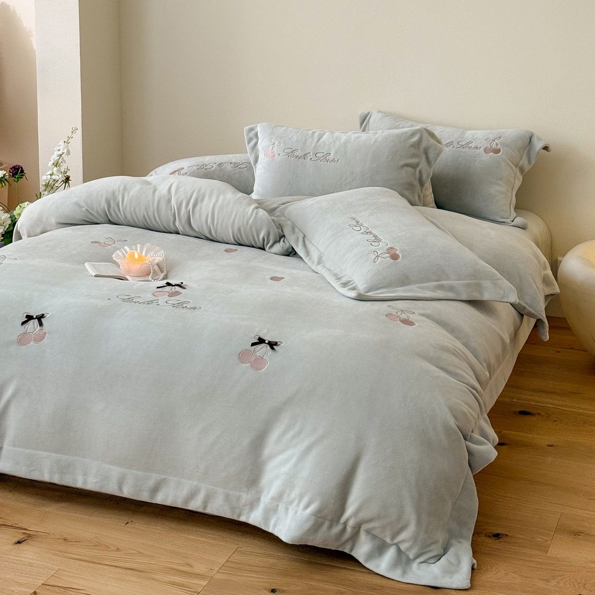 91家纺网 家纺一手货源 找家纺 泽西家纺+V17798841158发大图 2025新品秋冬加厚保暖220克9斤刺绣牛奶绒四件套-樱桃泡泡糖 樱桃泡泡糖-甜灰