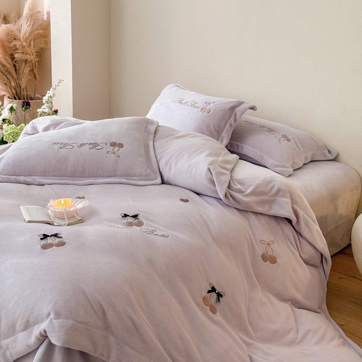 91家纺网 家纺一手货源 找家纺 泽西家纺+V17798841158发大图 2025新品秋冬加厚保暖220克9斤刺绣牛奶绒四件套-樱桃泡泡糖 樱桃泡泡糖-沫粉