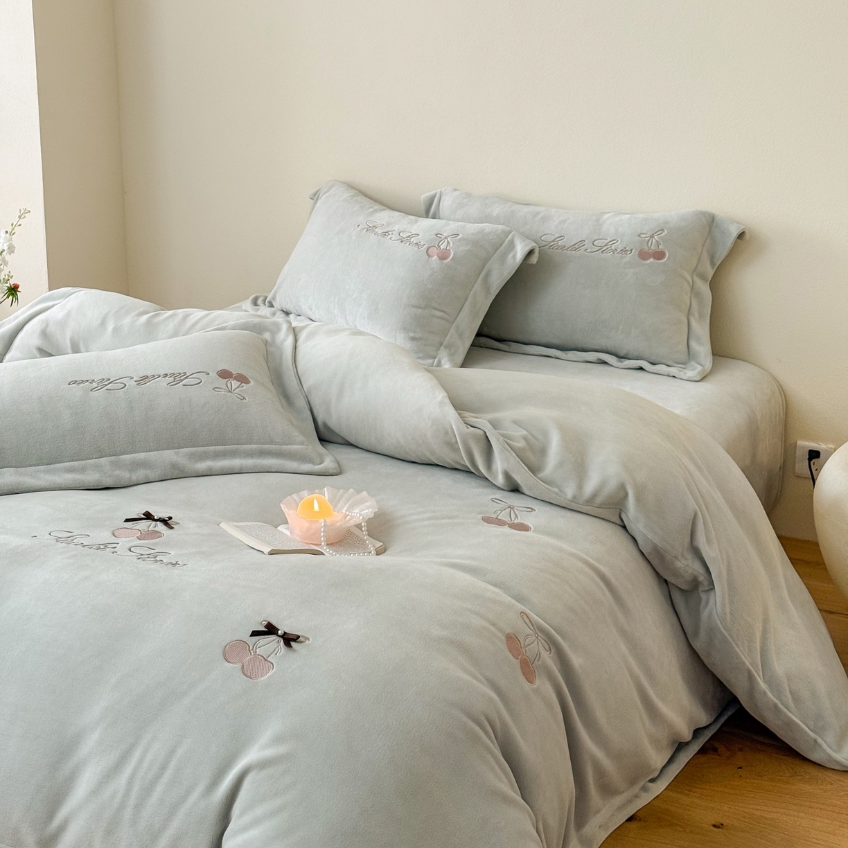 91家纺网 家纺一手货源 找家纺 泽西家纺+V17798841158发大图 2025新品秋冬加厚保暖220克9斤刺绣牛奶绒四件套-樱桃泡泡糖 樱桃泡泡糖-甜灰