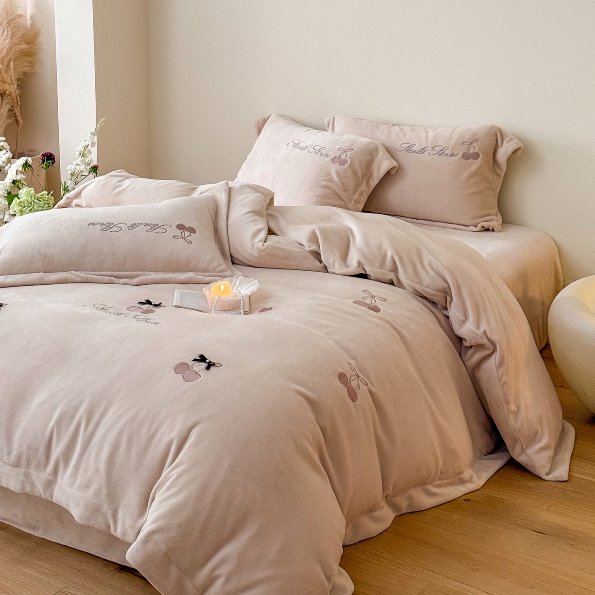 91家纺网 家纺一手货源 找家纺 泽西家纺+V17798841158发大图 2025新品秋冬加厚保暖220克9斤刺绣牛奶绒四件套-樱桃泡泡糖 樱桃泡泡糖-深米