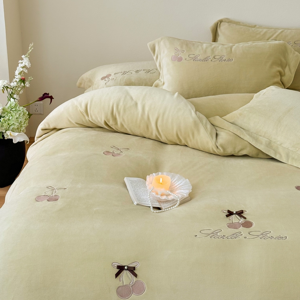 91家纺网 家纺一手货源 找家纺 泽西家纺+V17798841158发大图 2025新品秋冬加厚保暖220克9斤刺绣牛奶绒四件套-樱桃泡泡糖 樱桃泡泡糖-姜黄