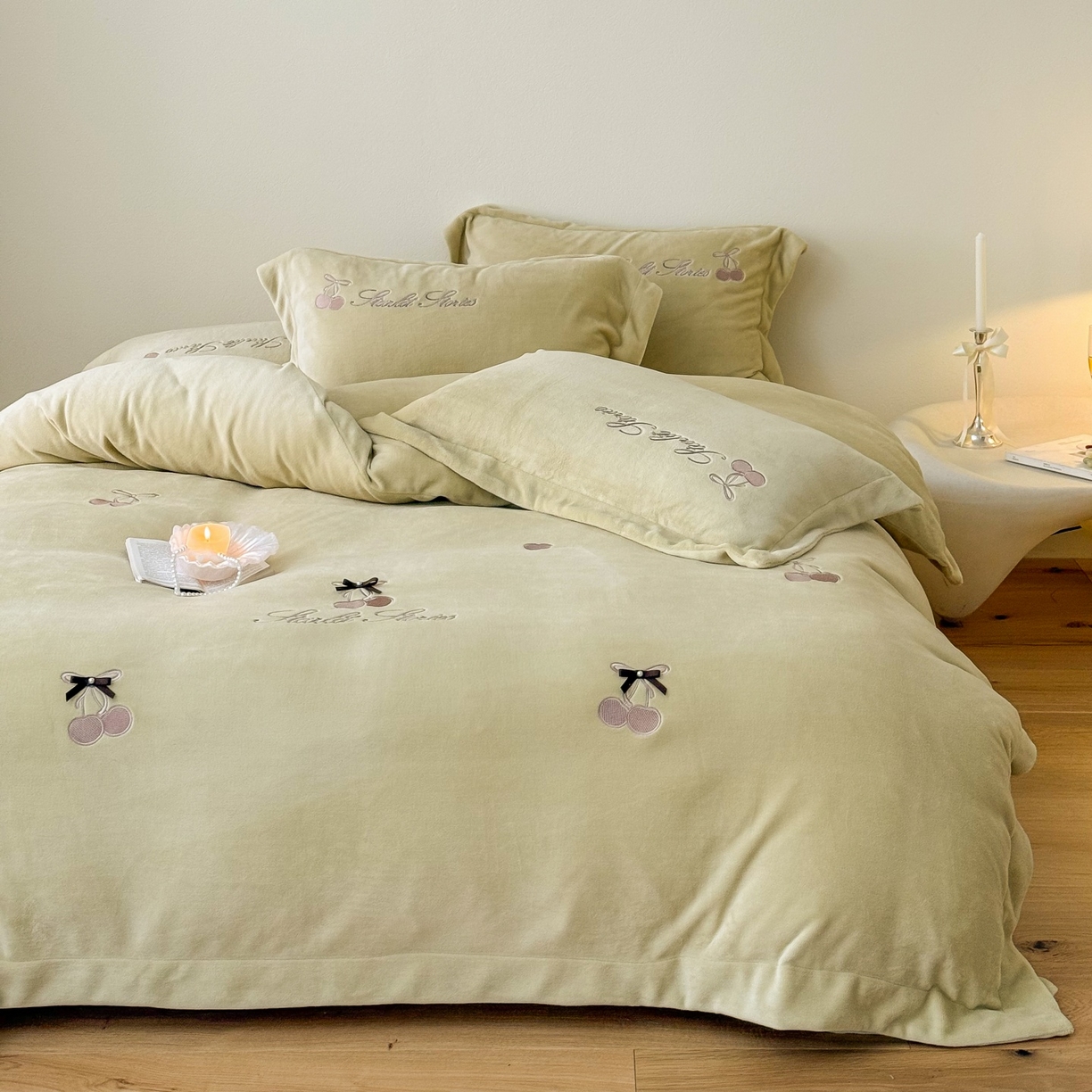 91家纺网 家纺一手货源 找家纺 泽西家纺+V17798841158发大图 2025新品秋冬加厚保暖220克9斤刺绣牛奶绒四件套-樱桃泡泡糖 樱桃泡泡糖-姜黄