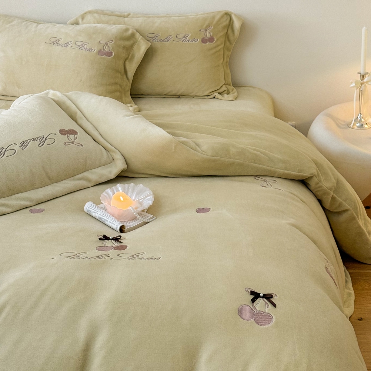 91家纺网 家纺一手货源 找家纺 泽西家纺+V17798841158发大图 2025新品秋冬加厚保暖220克9斤刺绣牛奶绒四件套-樱桃泡泡糖 樱桃泡泡糖-姜黄