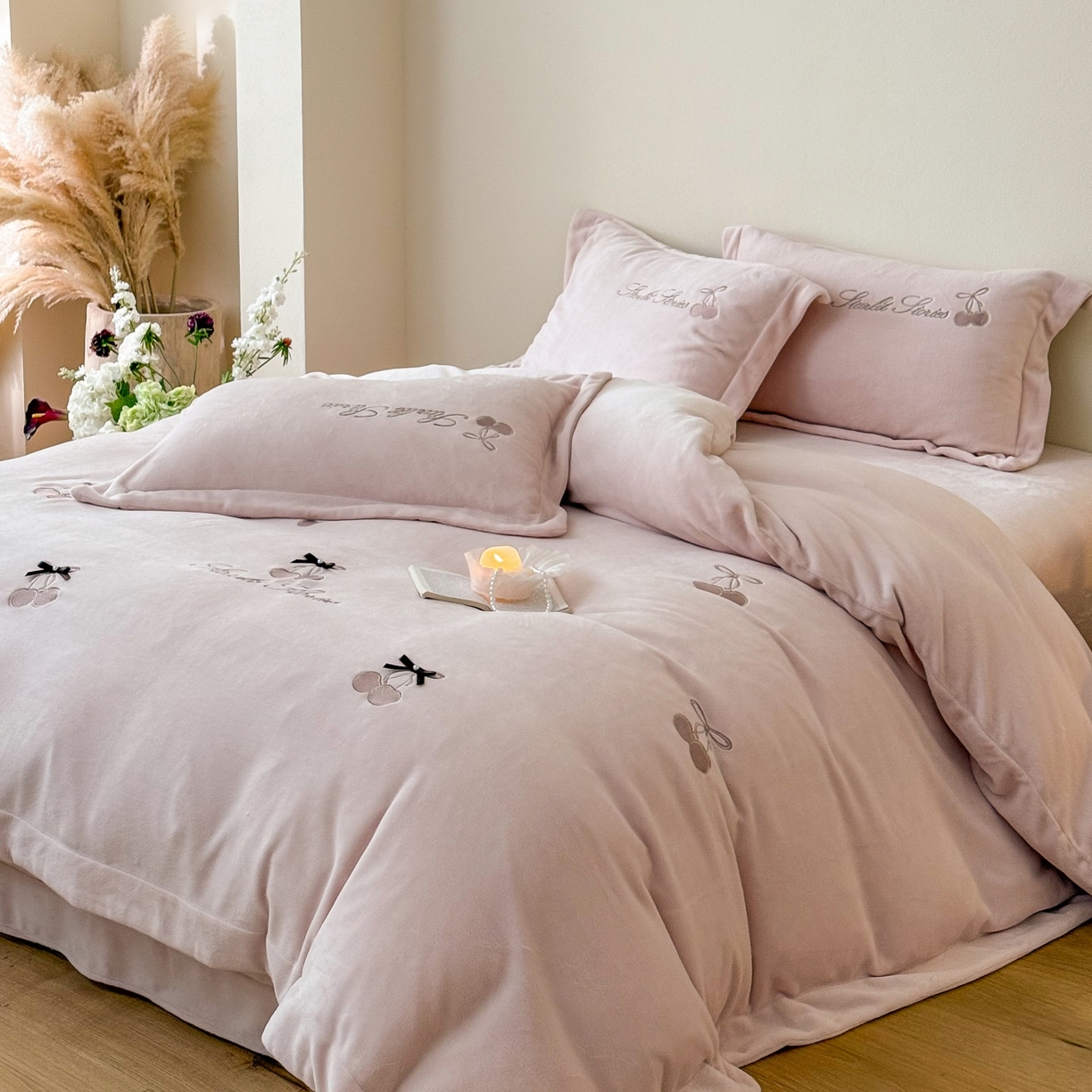 91家纺网 家纺一手货源 找家纺 泽西家纺+V17798841158发大图 2025新品秋冬加厚保暖220克9斤刺绣牛奶绒四件套-樱桃泡泡糖 樱桃泡泡糖-粉色