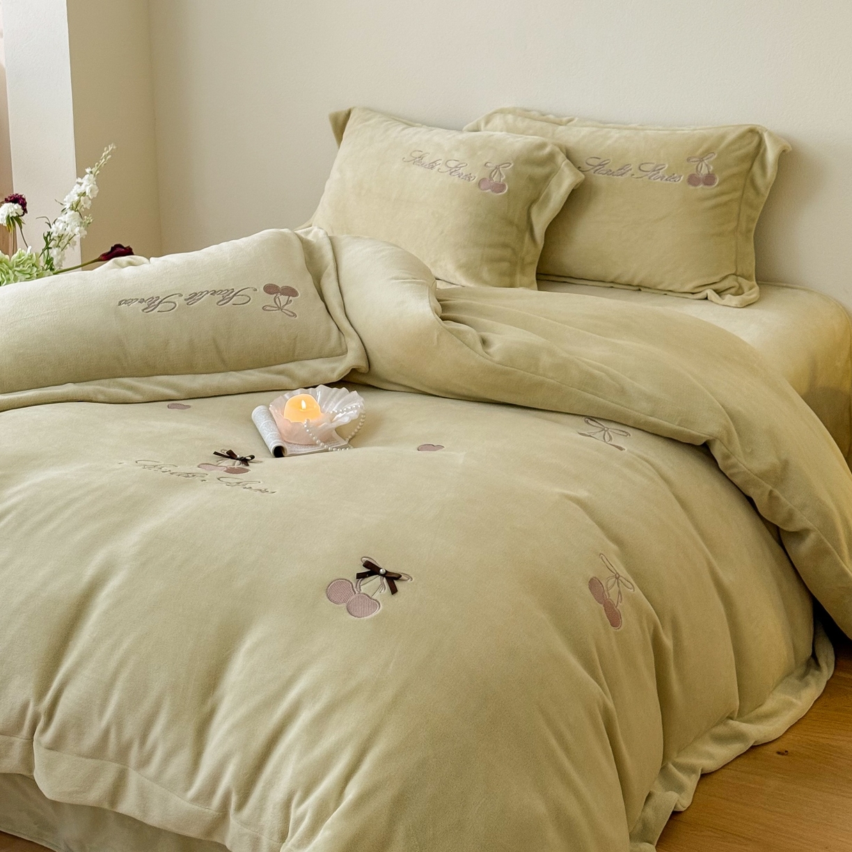 91家纺网 家纺一手货源 找家纺 泽西家纺+V17798841158发大图 2025新品秋冬加厚保暖220克9斤刺绣牛奶绒四件套-樱桃泡泡糖 樱桃泡泡糖-姜黄