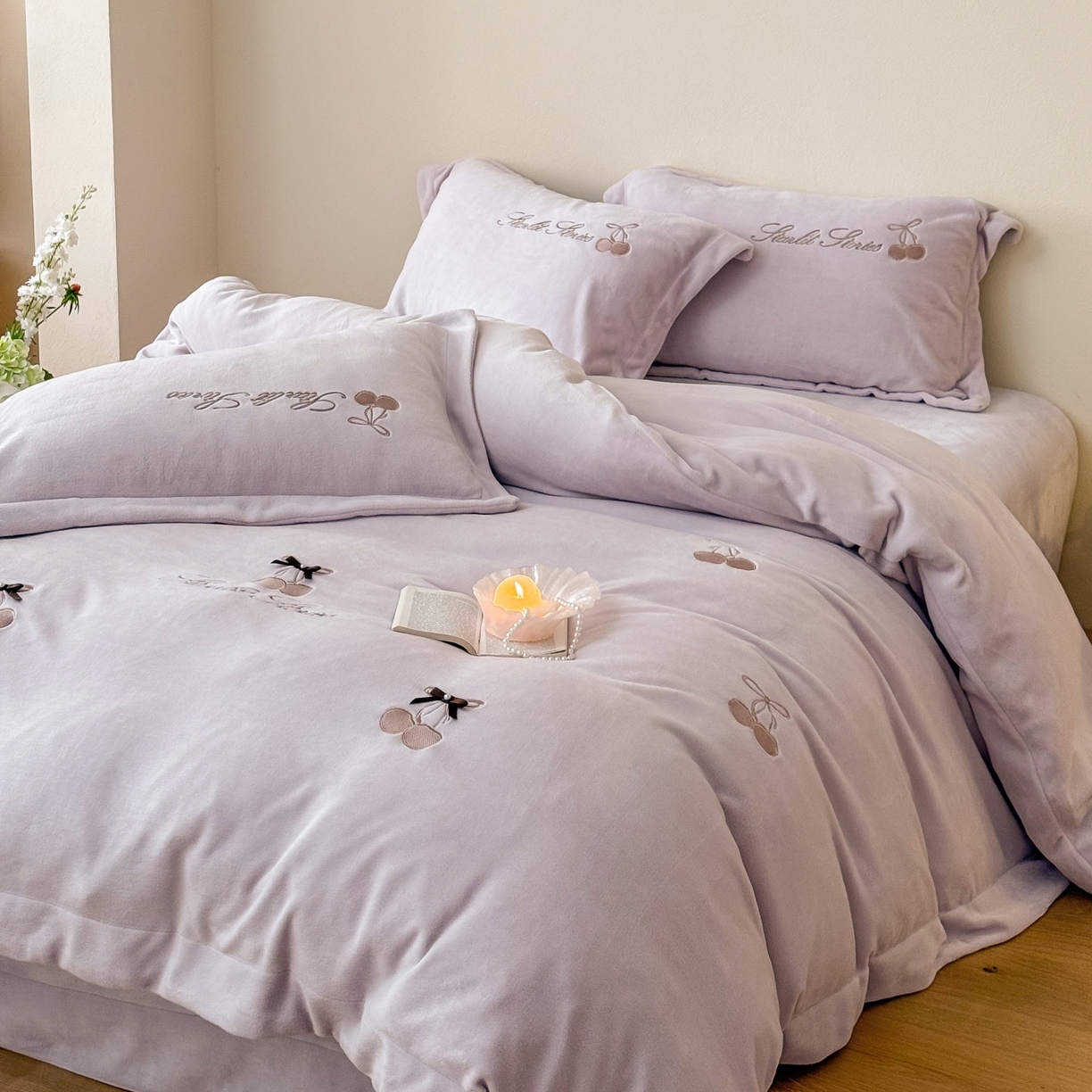 91家纺网 家纺一手货源 找家纺 泽西家纺+V17798841158发大图 2025新品秋冬加厚保暖220克9斤刺绣牛奶绒四件套-樱桃泡泡糖 樱桃泡泡糖-沫粉