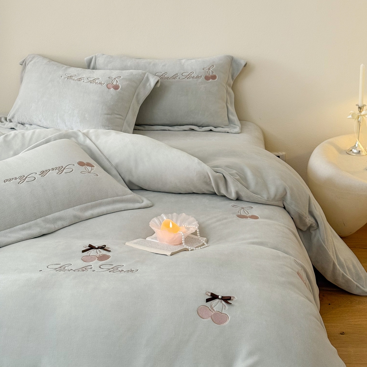 91家纺网 家纺一手货源 找家纺 泽西家纺+V17798841158发大图 2025新品秋冬加厚保暖220克9斤刺绣牛奶绒四件套-樱桃泡泡糖 樱桃泡泡糖-甜灰