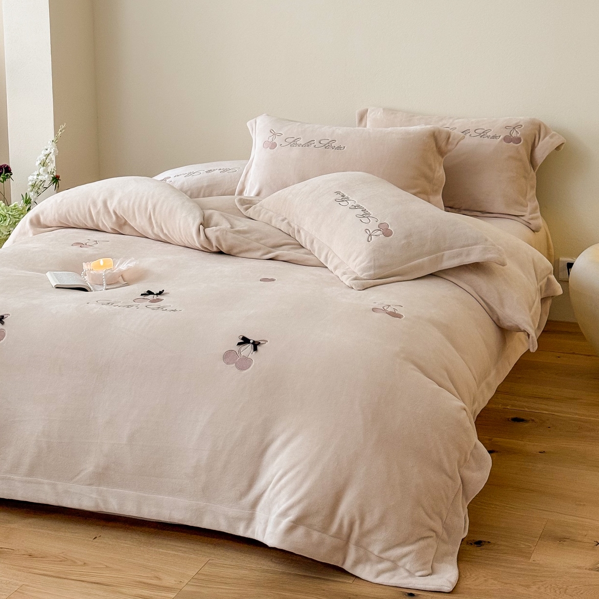 91家纺网 家纺一手货源 找家纺 泽西家纺+V17798841158发大图 2025新品秋冬加厚保暖220克9斤刺绣牛奶绒四件套-樱桃泡泡糖 樱桃泡泡糖-深米