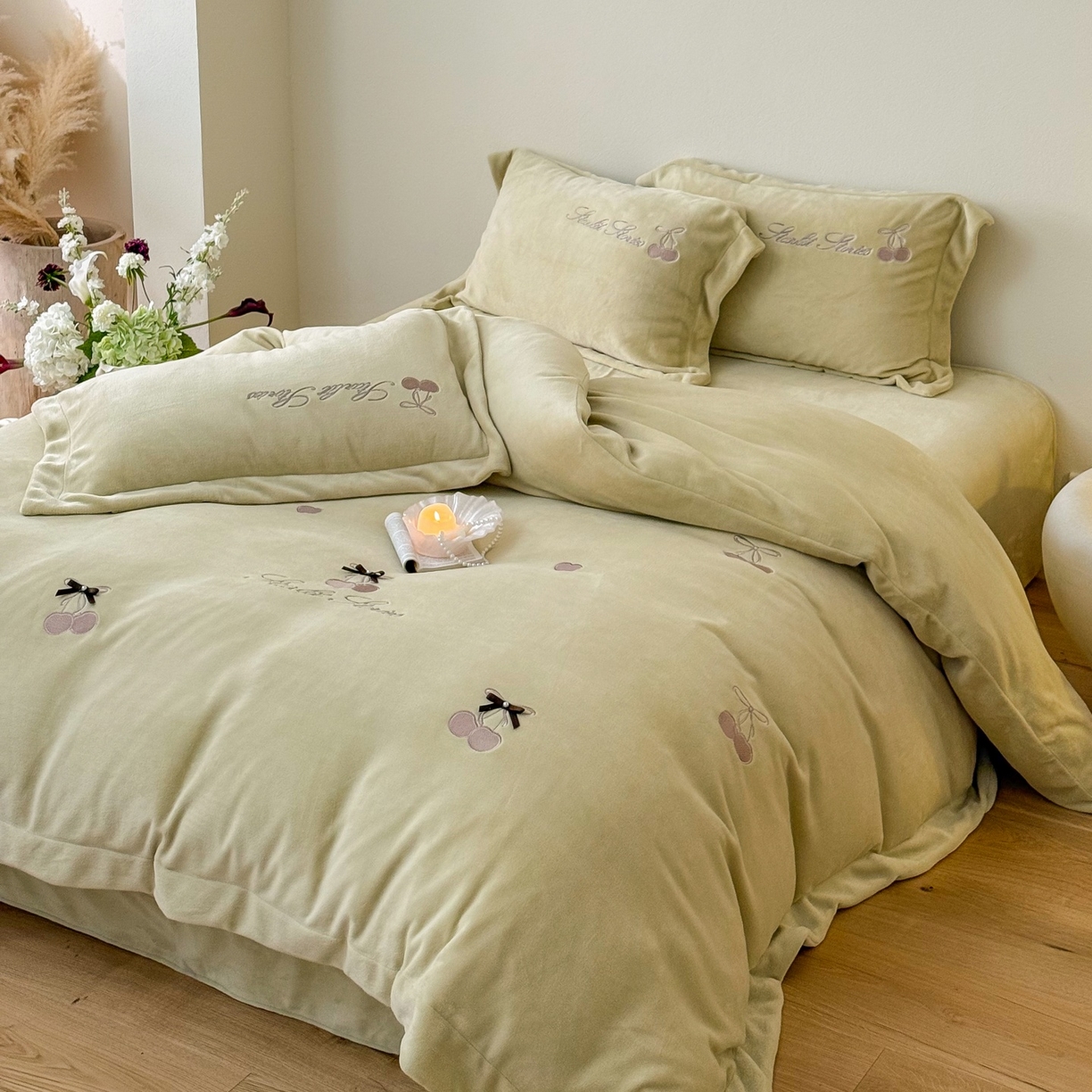 91家纺网 家纺一手货源 找家纺 泽西家纺+V17798841158发大图 2025新品秋冬加厚保暖220克9斤刺绣牛奶绒四件套-樱桃泡泡糖 樱桃泡泡糖-姜黄