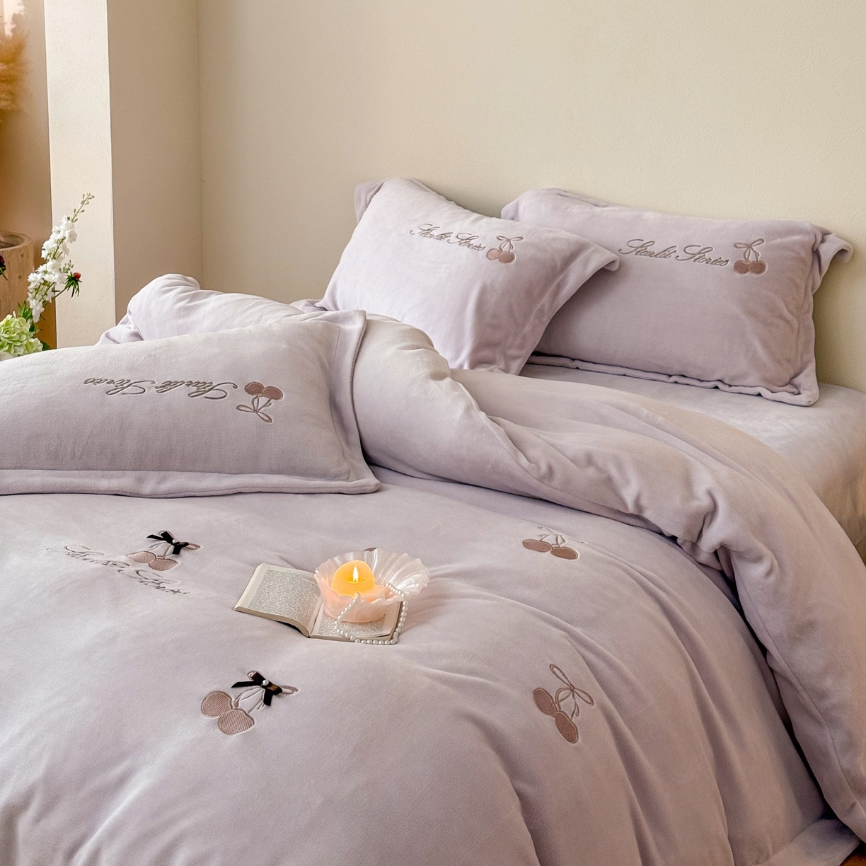 91家纺网 家纺一手货源 找家纺 泽西家纺+V17798841158发大图 2025新品秋冬加厚保暖220克9斤刺绣牛奶绒四件套-樱桃泡泡糖 樱桃泡泡糖-沫粉