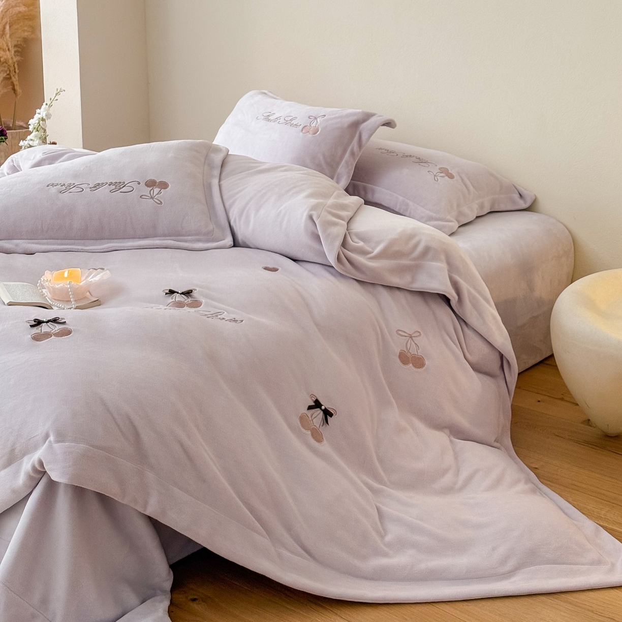 91家纺网 家纺一手货源 找家纺 泽西家纺+V17798841158发大图 2025新品秋冬加厚保暖220克9斤刺绣牛奶绒四件套-樱桃泡泡糖 樱桃泡泡糖-沫粉