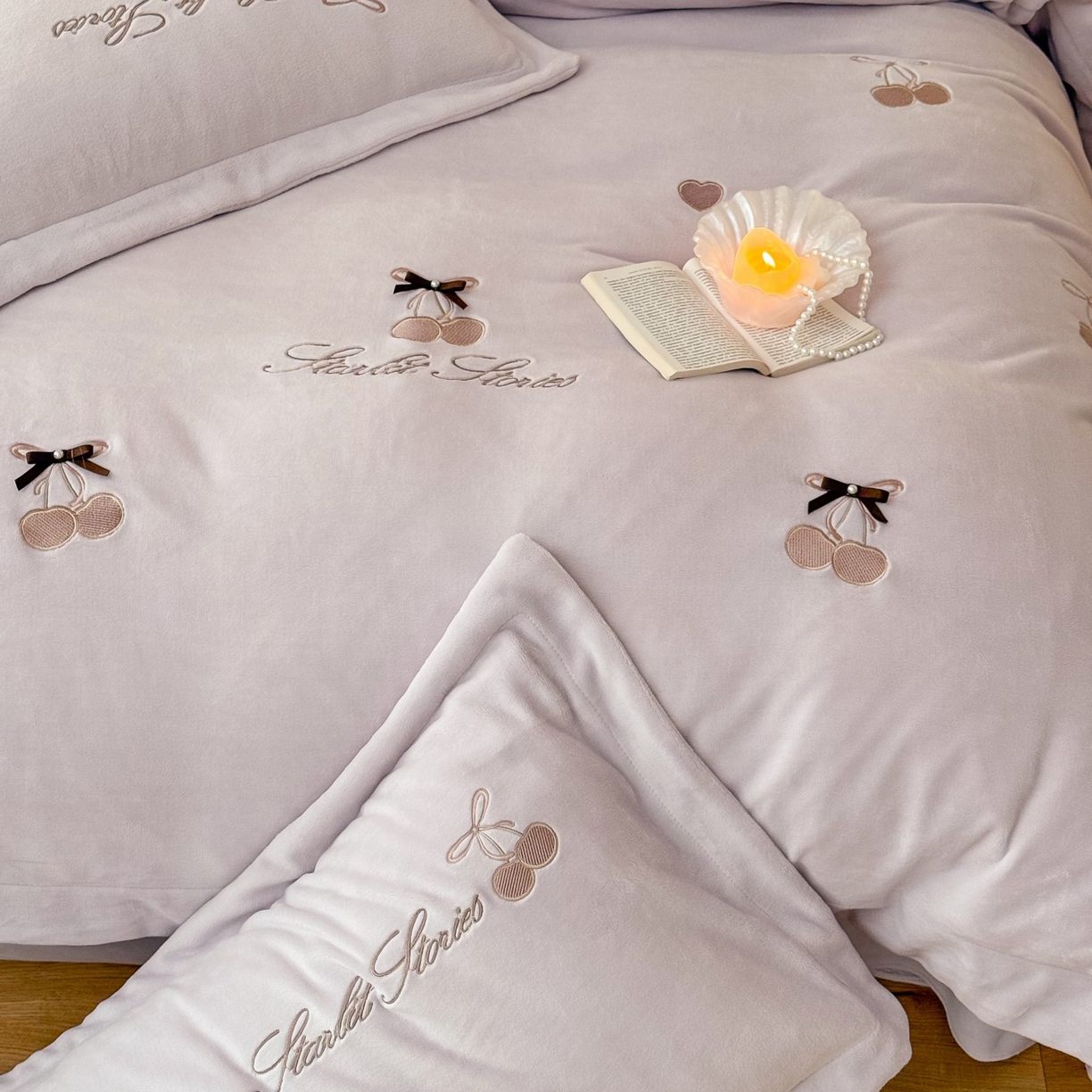 91家纺网 家纺一手货源 找家纺 泽西家纺+V17798841158发大图 2025新品秋冬加厚保暖220克9斤刺绣牛奶绒四件套-樱桃泡泡糖 樱桃泡泡糖-沫粉