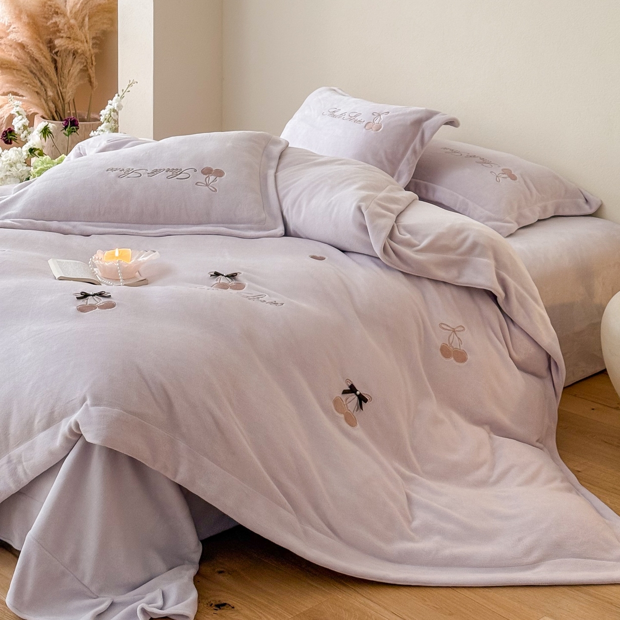 91家纺网 家纺一手货源 找家纺 泽西家纺+V17798841158发大图 2025新品秋冬加厚保暖220克9斤刺绣牛奶绒四件套-樱桃泡泡糖 樱桃泡泡糖-沫粉