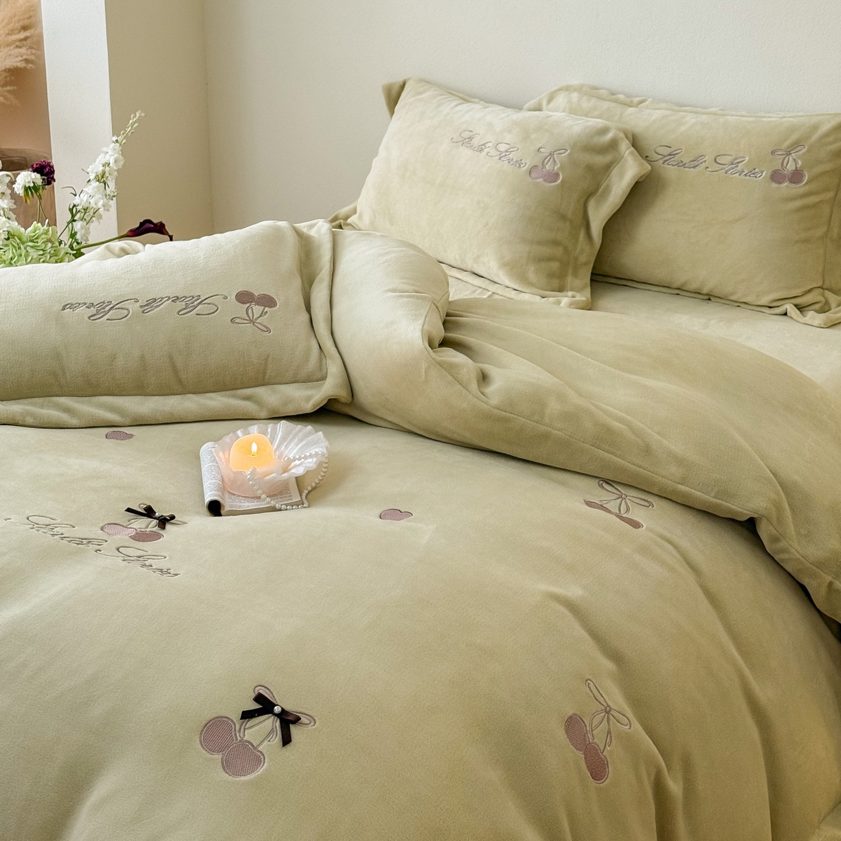 91家纺网 家纺一手货源 找家纺 泽西家纺+V17798841158发大图 2025新品秋冬加厚保暖220克9斤刺绣牛奶绒四件套-樱桃泡泡糖 樱桃泡泡糖-姜黄