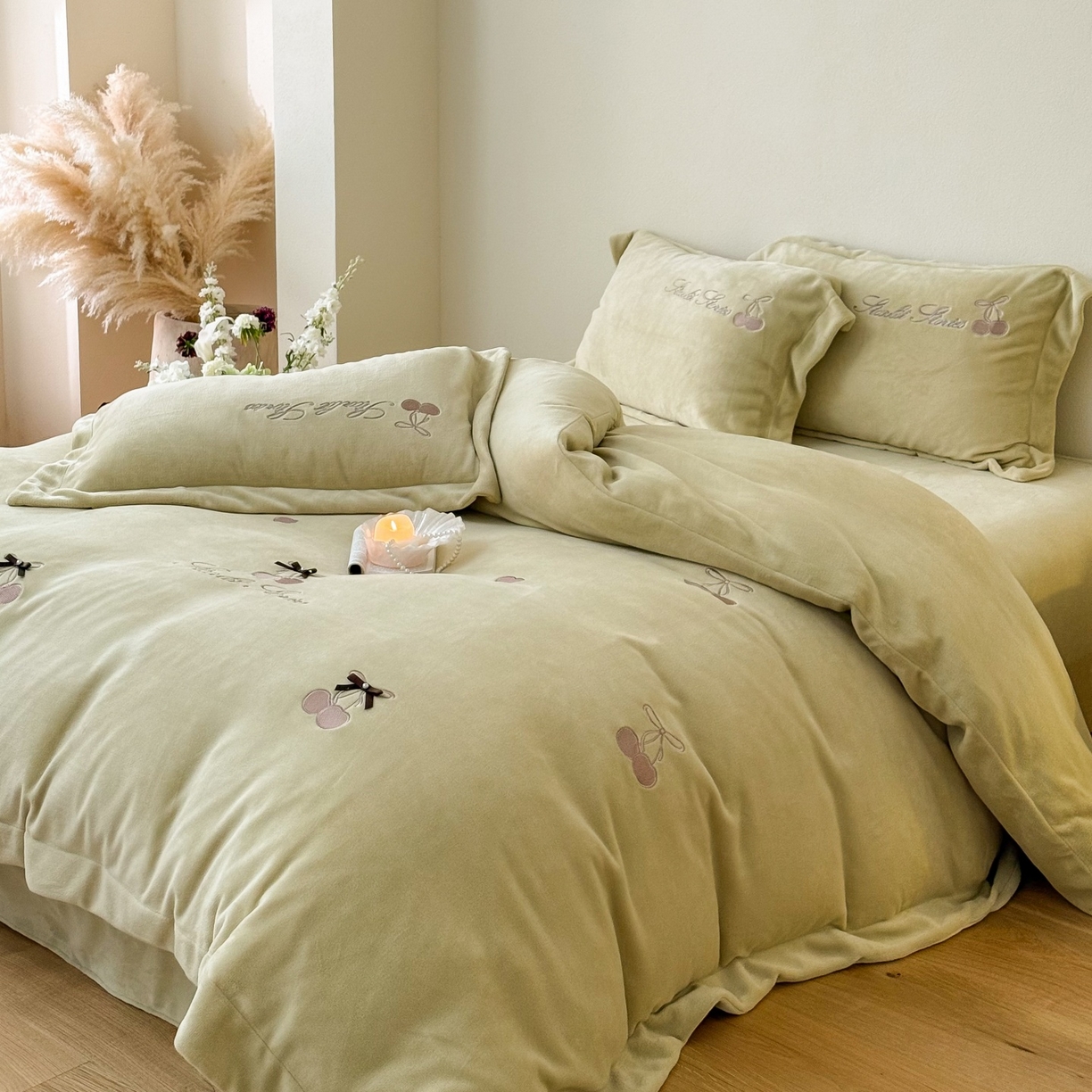 91家纺网 家纺一手货源 找家纺 泽西家纺+V17798841158发大图 2025新品秋冬加厚保暖220克9斤刺绣牛奶绒四件套-樱桃泡泡糖 樱桃泡泡糖-姜黄