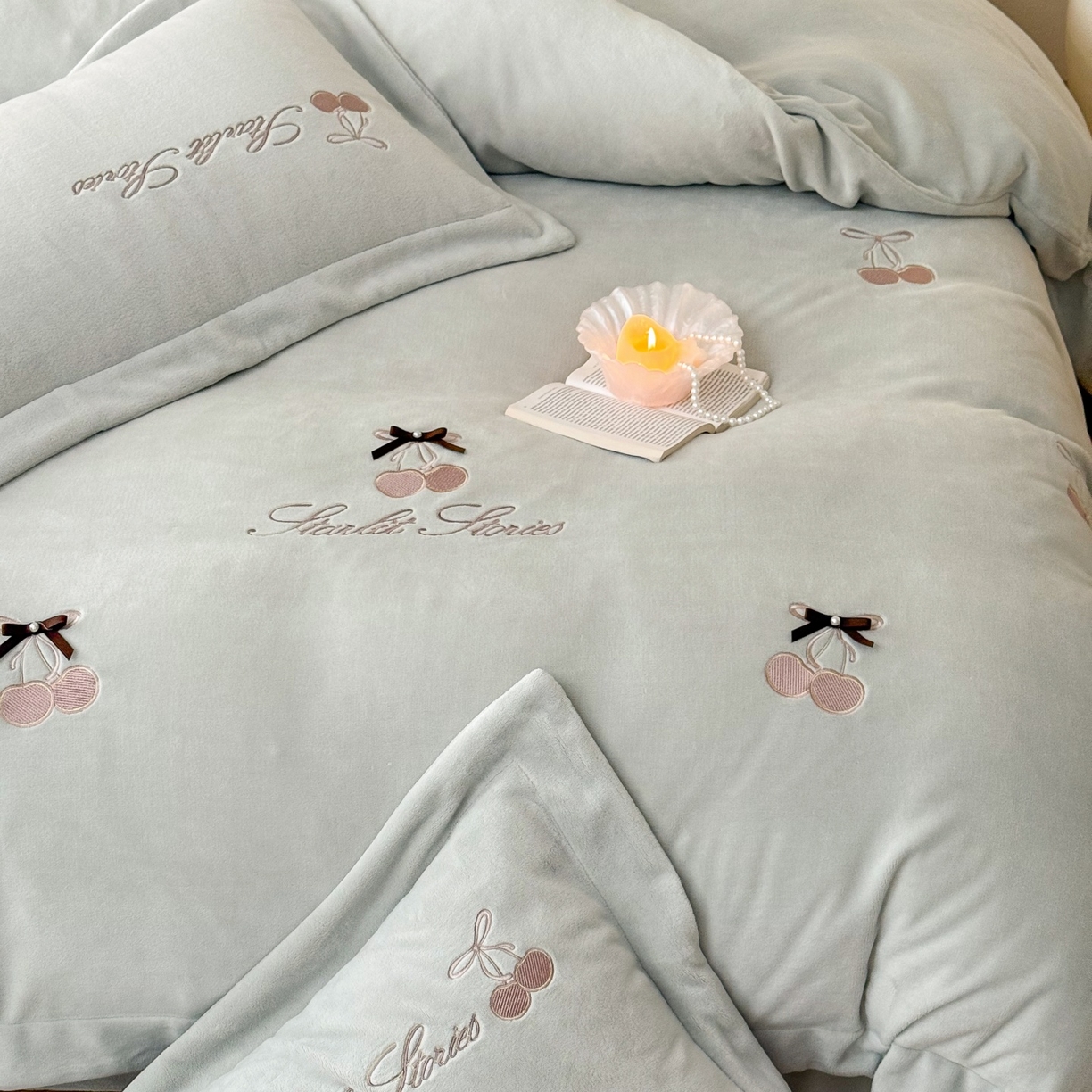 91家纺网 家纺一手货源 找家纺 泽西家纺+V17798841158发大图 2025新品秋冬加厚保暖220克9斤刺绣牛奶绒四件套-樱桃泡泡糖 樱桃泡泡糖-甜灰