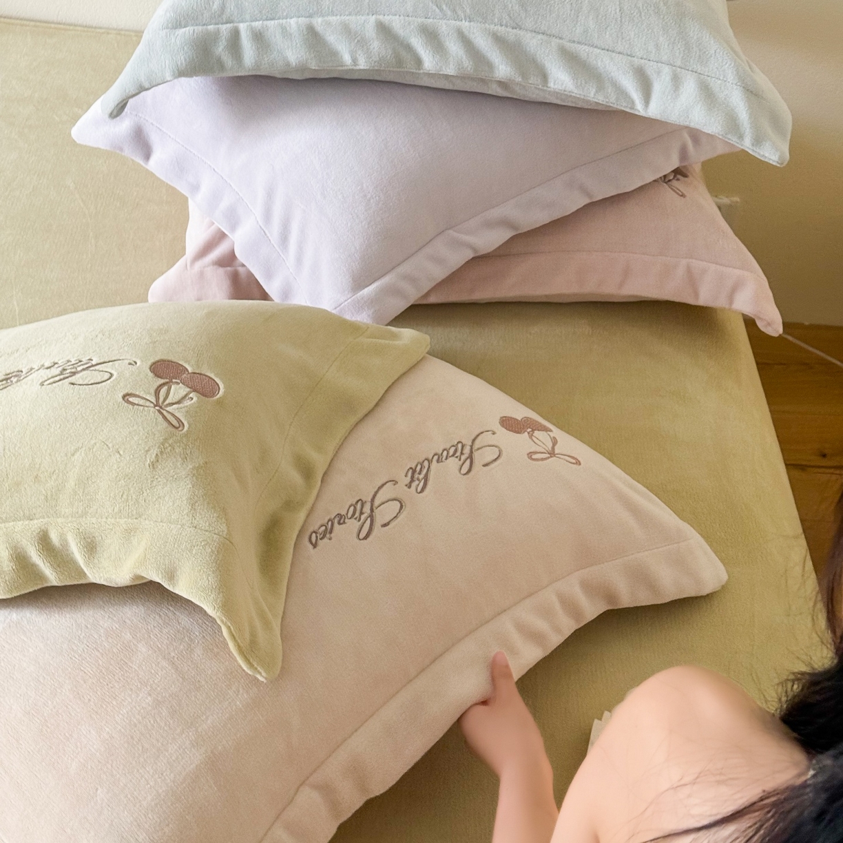 91家纺网 家纺一手货源 找家纺 泽西家纺+V17798841158发大图 2025新品秋冬加厚保暖220克9斤刺绣牛奶绒四件套-樱桃泡泡糖 组合