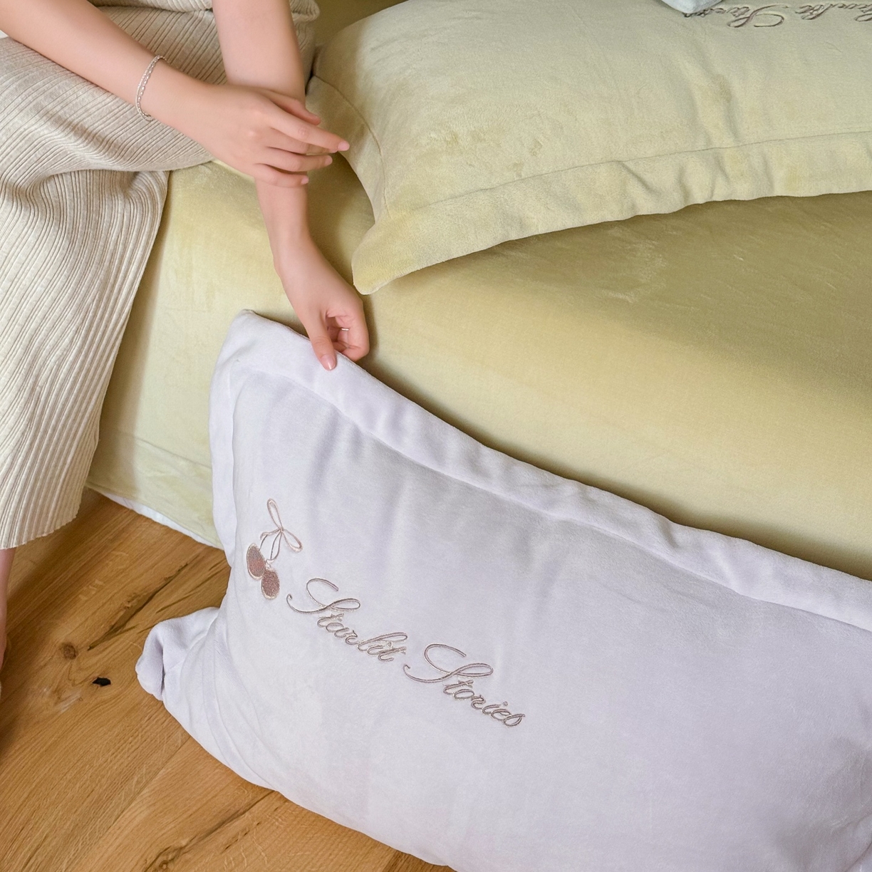 91家纺网 家纺一手货源 找家纺 泽西家纺+V17798841158发大图 2025新品秋冬加厚保暖220克9斤刺绣牛奶绒四件套-樱桃泡泡糖 组合