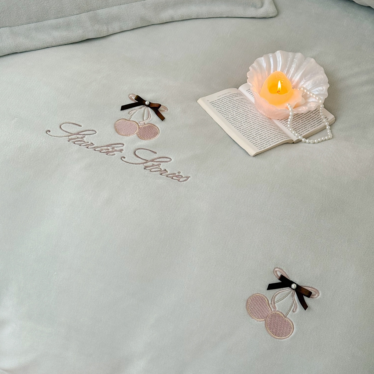 91家纺网 家纺一手货源 找家纺 泽西家纺+V17798841158发大图 2025新品秋冬加厚保暖220克9斤刺绣牛奶绒四件套-樱桃泡泡糖 樱桃泡泡糖-甜灰