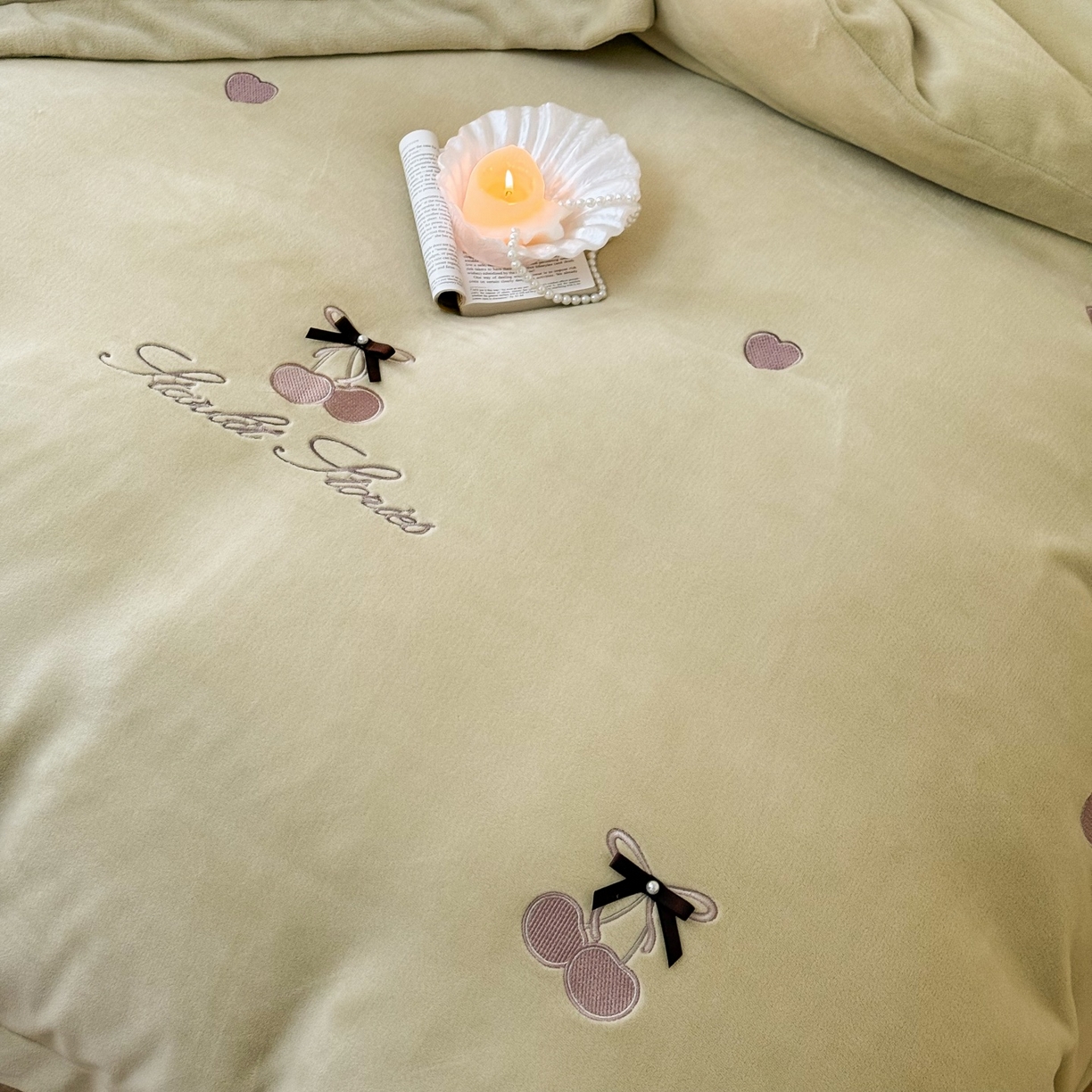 91家纺网 家纺一手货源 找家纺 泽西家纺+V17798841158发大图 2025新品秋冬加厚保暖220克9斤刺绣牛奶绒四件套-樱桃泡泡糖 樱桃泡泡糖-姜黄