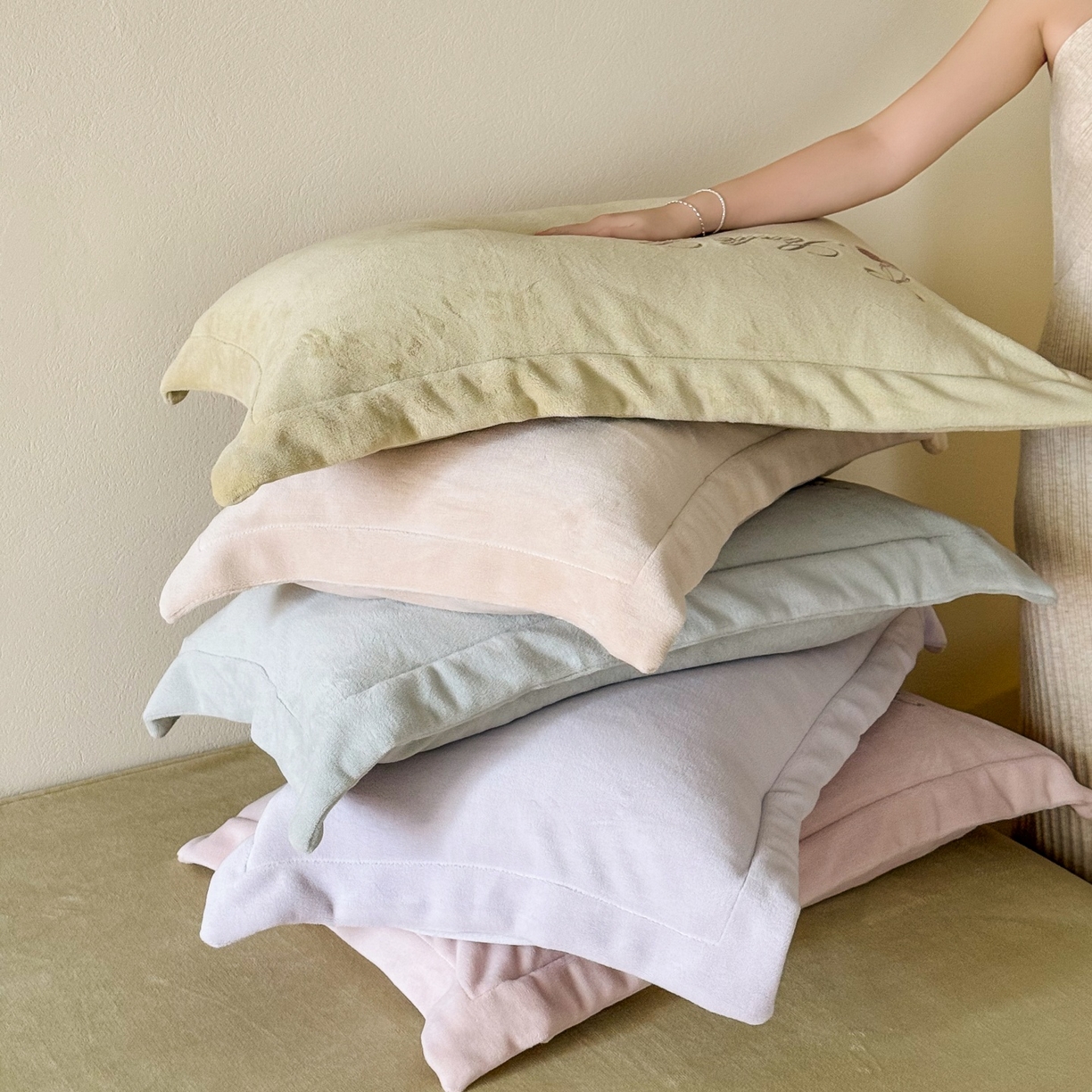 91家纺网 家纺一手货源 找家纺 泽西家纺+V17798841158发大图 2025新品秋冬加厚保暖220克9斤刺绣牛奶绒四件套-樱桃泡泡糖 组合