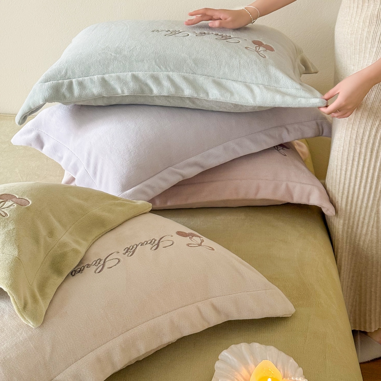 91家纺网 家纺一手货源 找家纺 泽西家纺+V17798841158发大图 2025新品秋冬加厚保暖220克9斤刺绣牛奶绒四件套-樱桃泡泡糖 组合