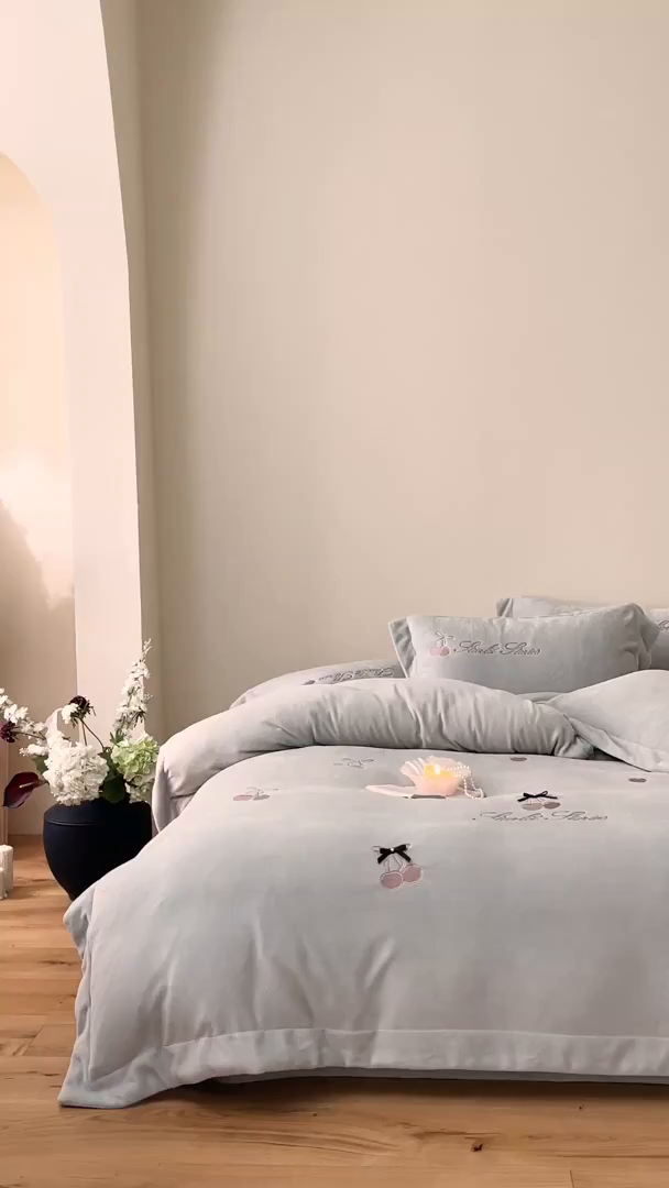 91家纺网 家纺一手货源 找家纺 泽西家纺+V17798841158发大图 2025新品秋冬加厚保暖220克9斤刺绣牛奶绒四件套-樱桃泡泡糖 樱桃泡泡糖-甜灰