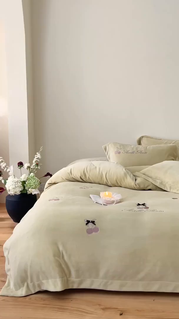 91家纺网 家纺一手货源 找家纺 泽西家纺+V17798841158发大图 2025新品秋冬加厚保暖220克9斤刺绣牛奶绒四件套-樱桃泡泡糖 樱桃泡泡糖-姜黄