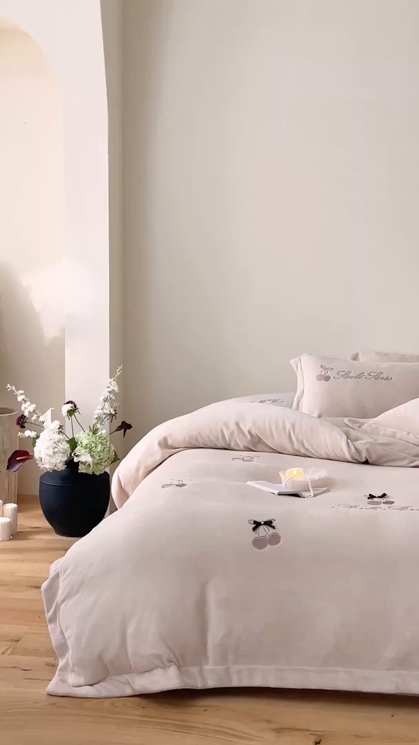 91家纺网 家纺一手货源 找家纺 泽西家纺+V17798841158发大图 2025新品秋冬加厚保暖220克9斤刺绣牛奶绒四件套-樱桃泡泡糖 樱桃泡泡糖-深米