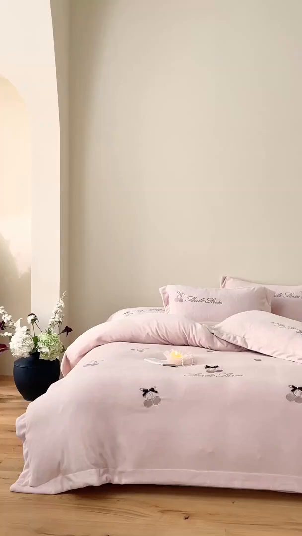 91家纺网 家纺一手货源 找家纺 泽西家纺+V17798841158发大图 2025新品秋冬加厚保暖220克9斤刺绣牛奶绒四件套-樱桃泡泡糖 樱桃泡泡糖-粉色